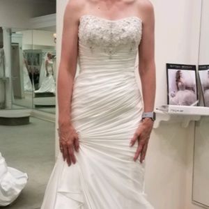 Mon Cheri Wedding Dress Size 8 - NWT Not Altered